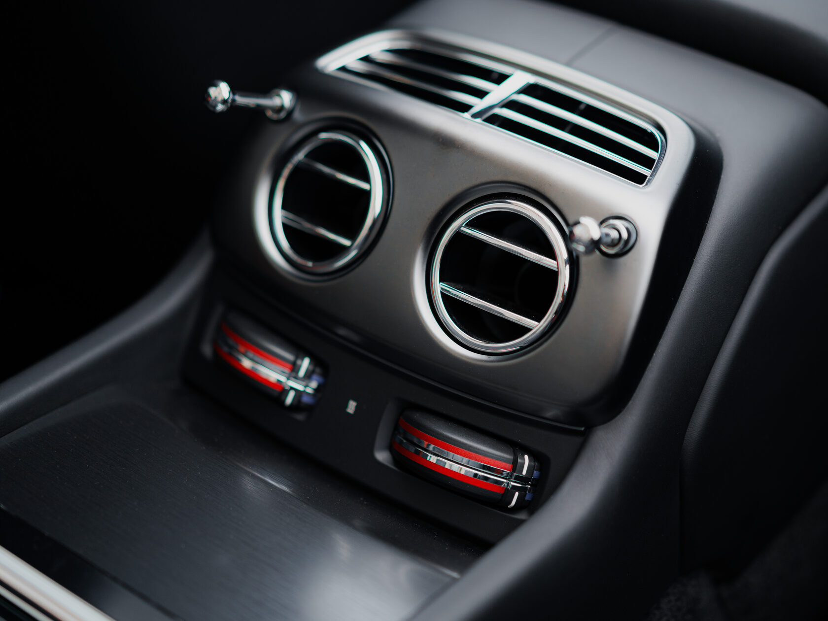 Rolls-Royce Black Badge Adamas  <br>Чёрный/Красный