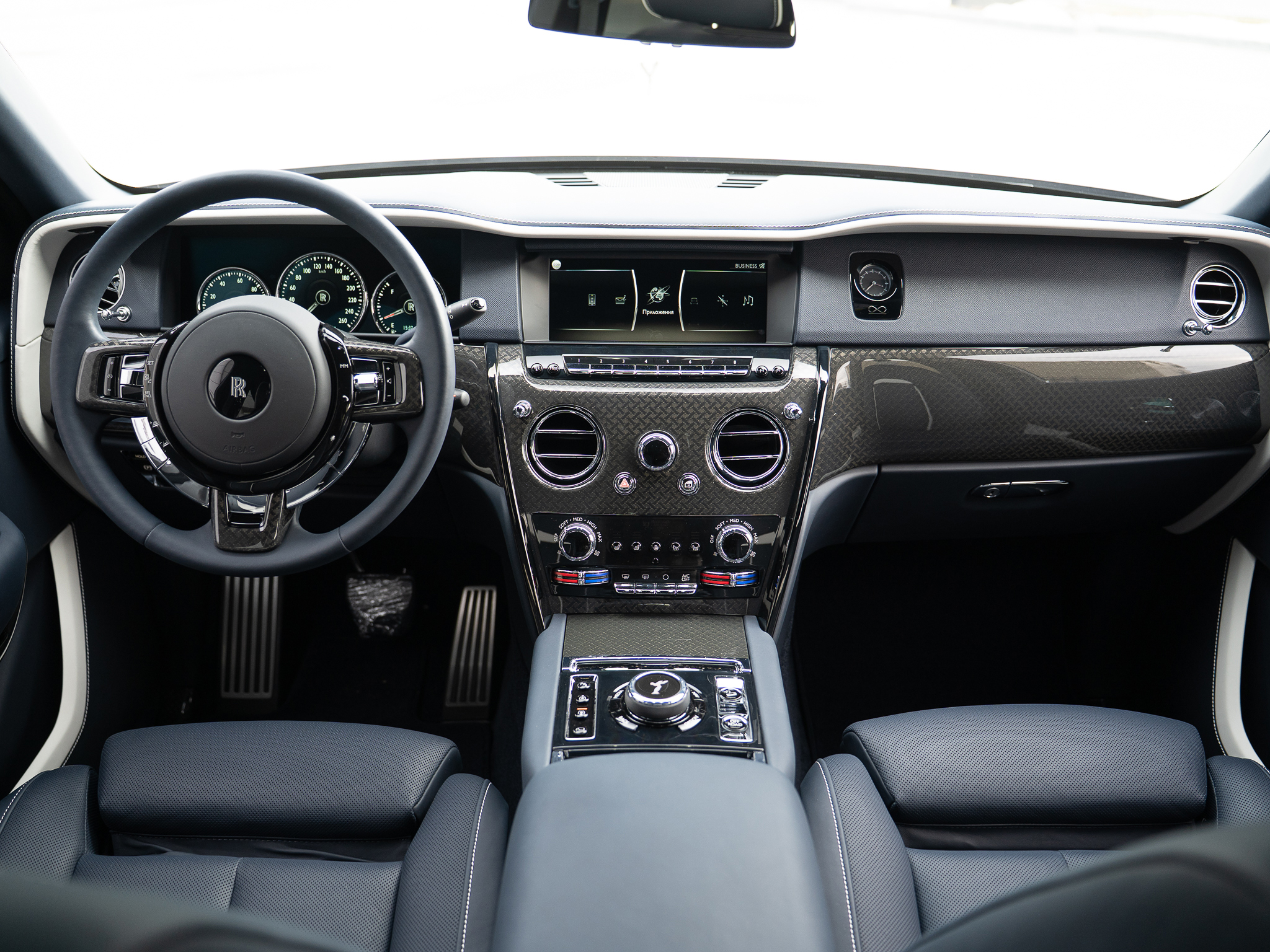 Rolls-Royce Cullinan Black Badge 2021 год <br>Темно-синий Maiden Blue Metallic Commissioned Collection
