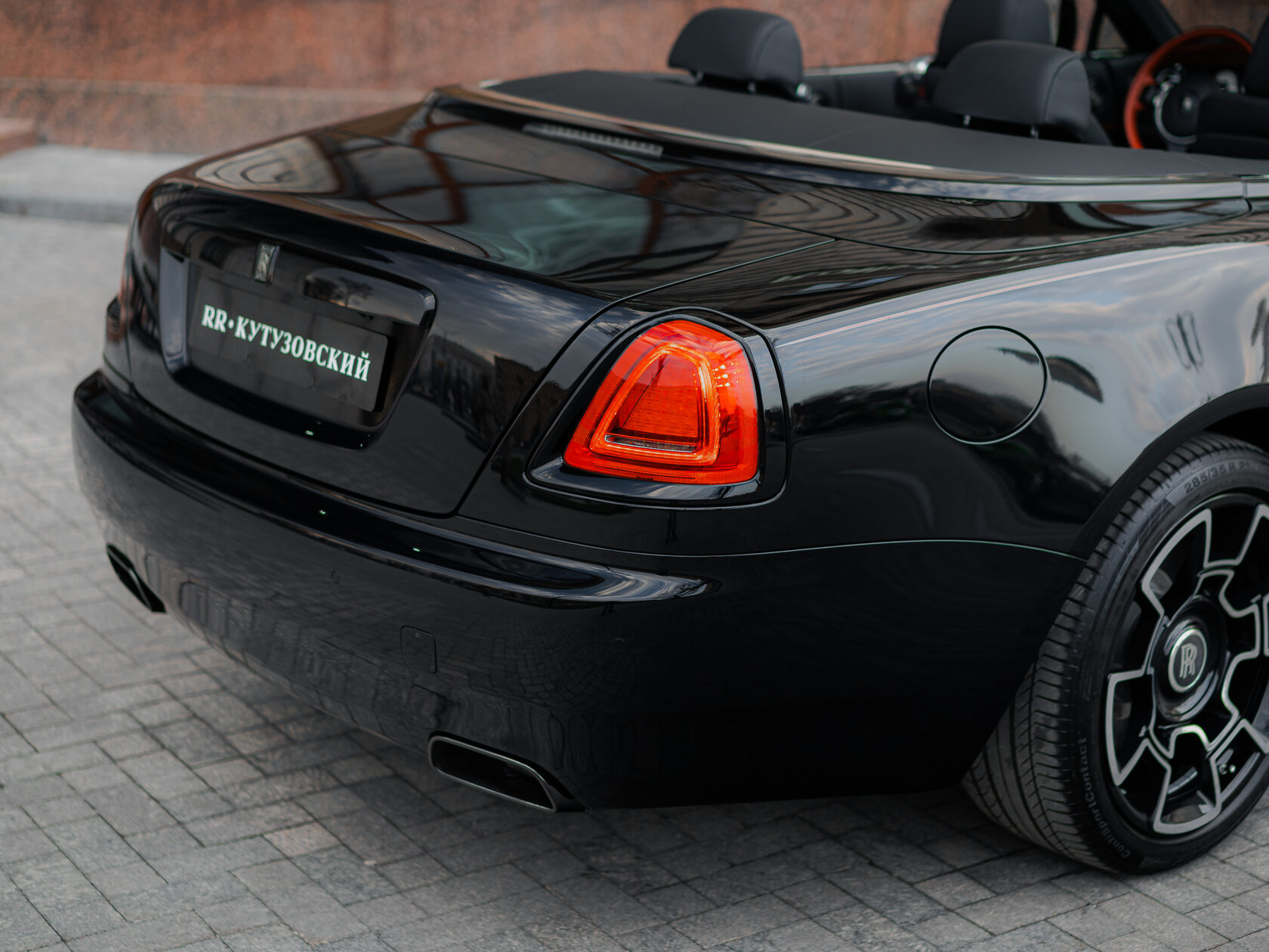 Rolls-Royce Black Badge Adamas  <br>Чёрный/Красный