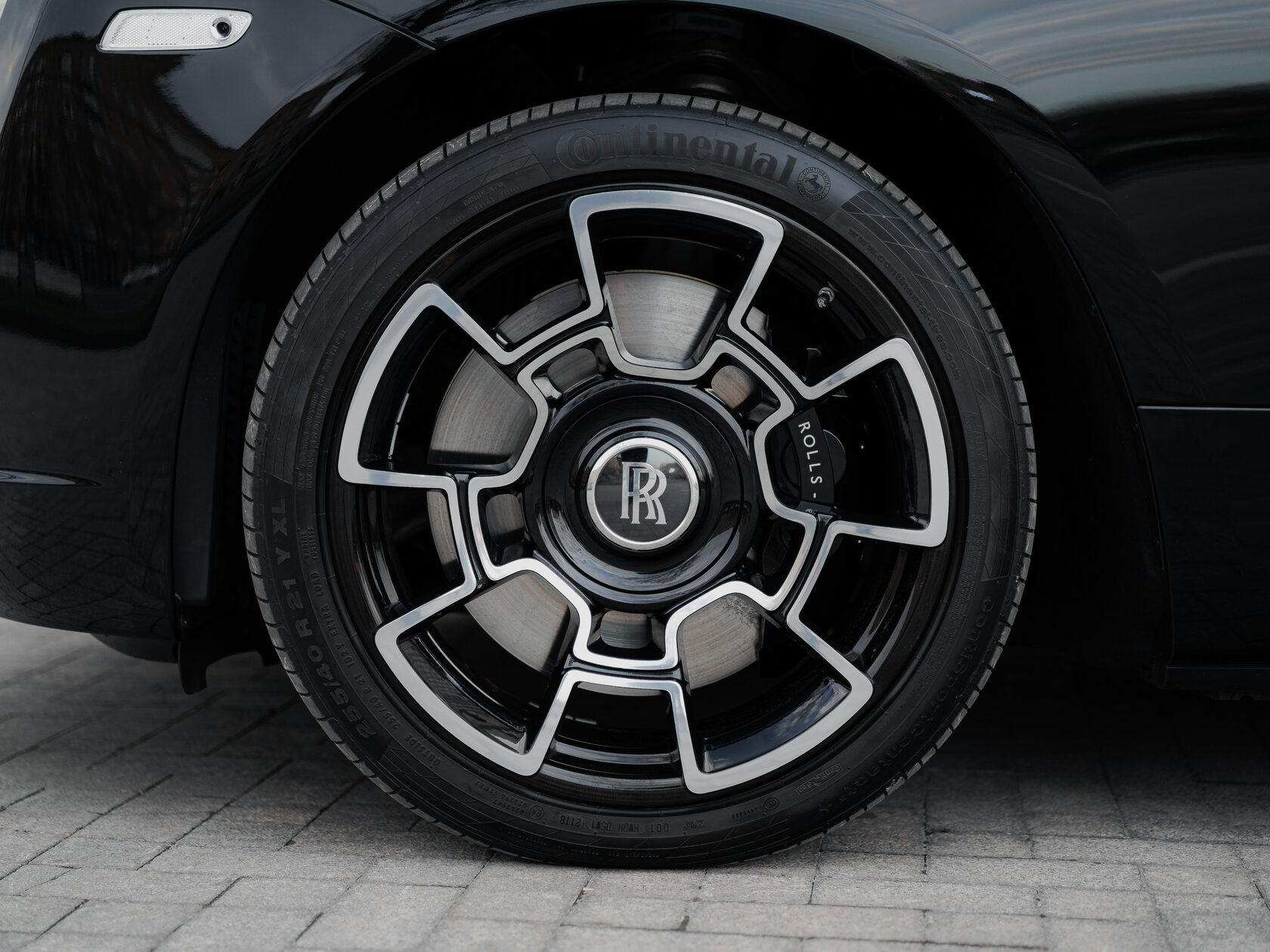 Rolls-Royce Black Badge Adamas  <br>Чёрный/Красный