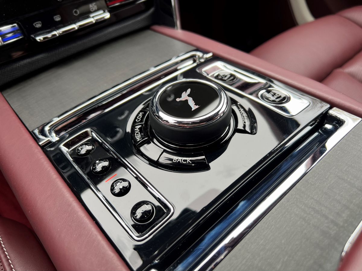 Rolls-Royce Cullinan  <br>Белый