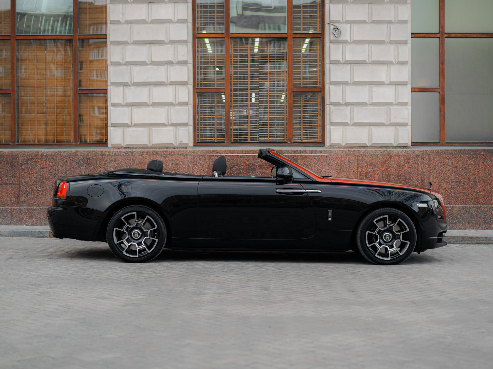 Rolls-Royce Black Badge Adamas  <br>Чёрный/Красный