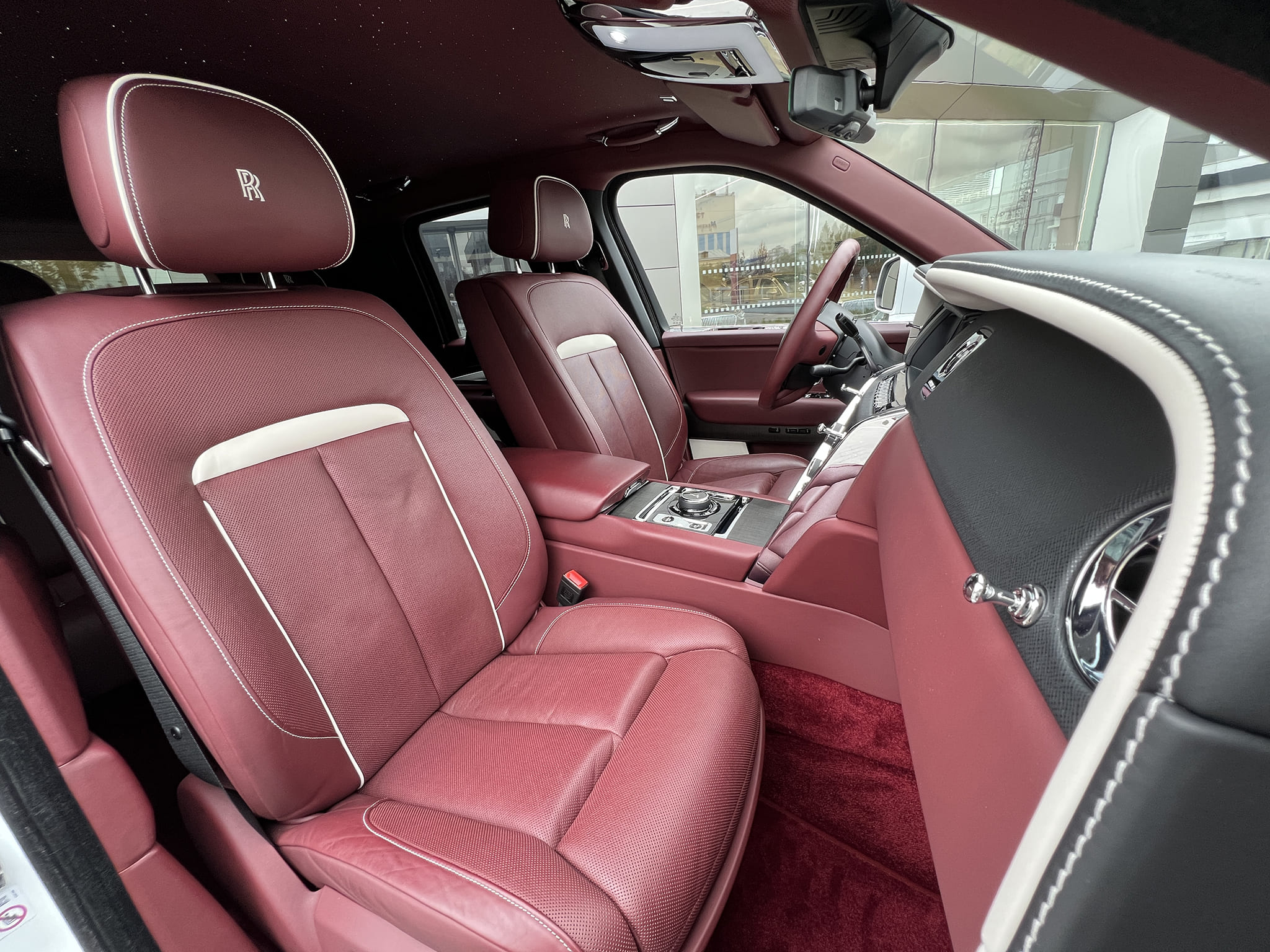 Rolls-Royce Cullinan 2019 год <br>Arctic White / Белый металлик