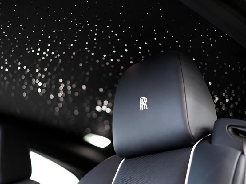 Rolls-Royce Wraith  <br>English White / Midnight Sapphire 