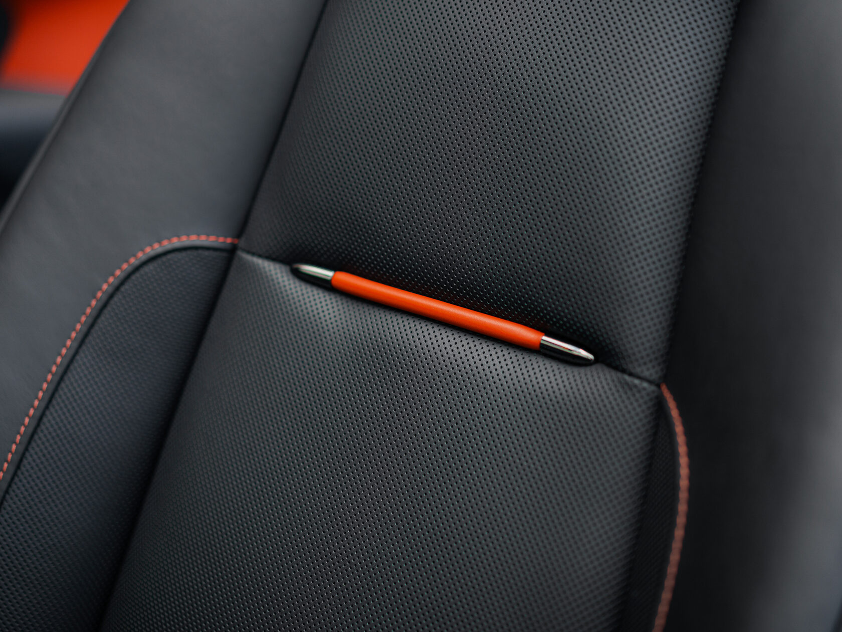 Rolls-Royce Black Badge Adamas  <br>Чёрный/Красный