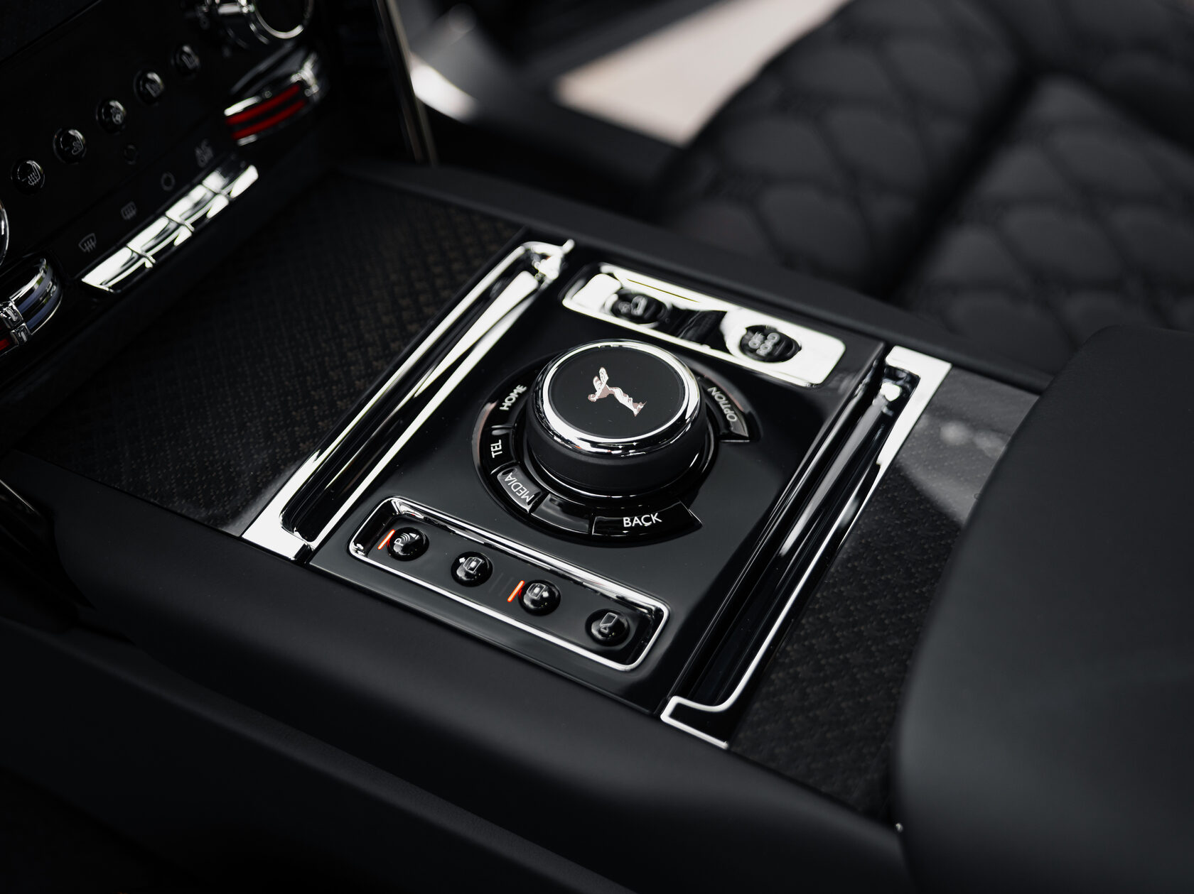 Rolls-Royce Cullinan Black Badge II  <br>Черный 