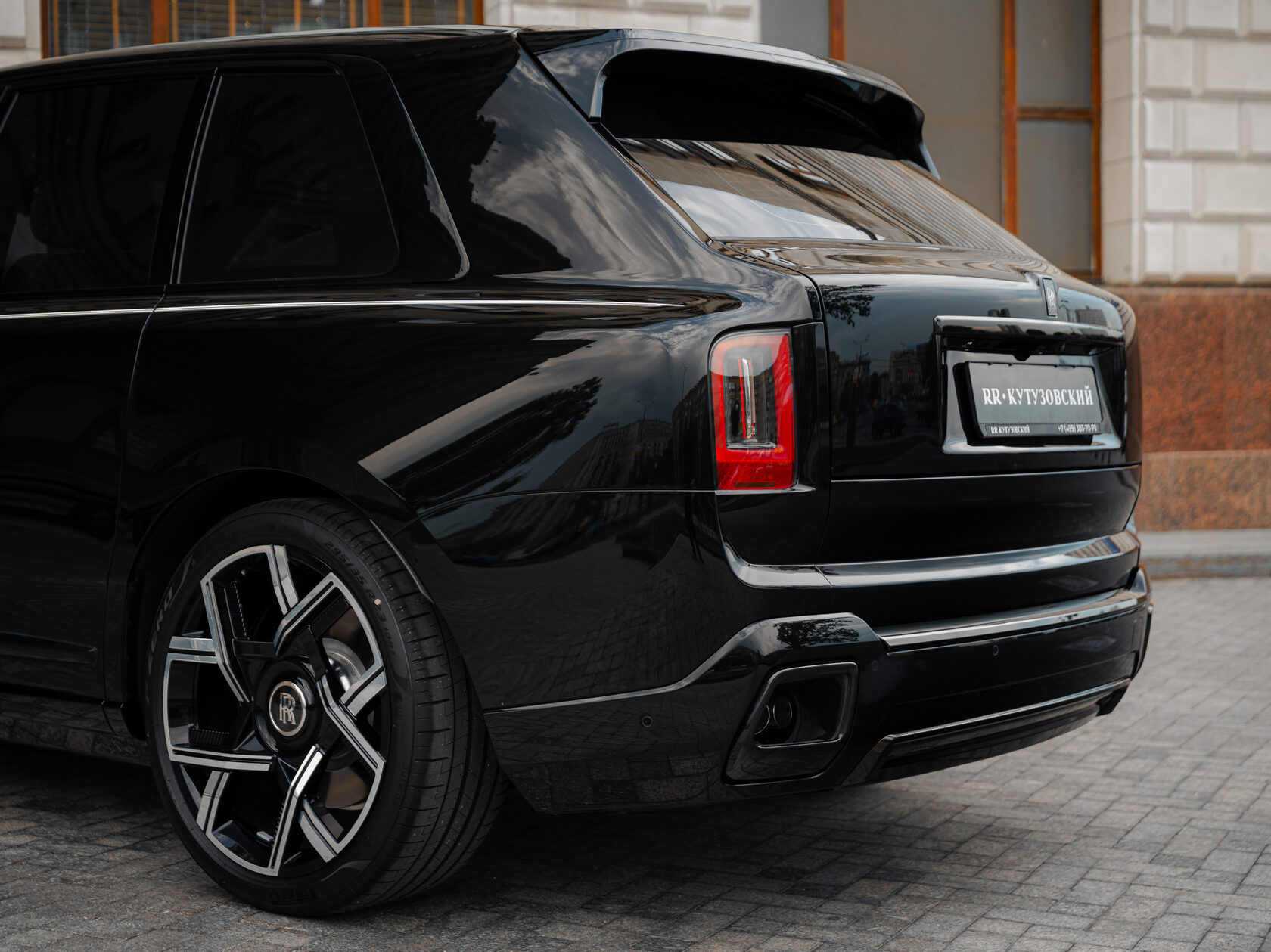 Rolls-Royce Cullinan Black Badge II  <br>Черный 