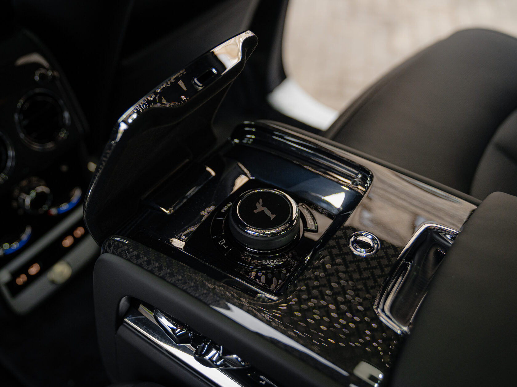 Rolls-Royce Cullinan Black Badge II  <br>Серый 