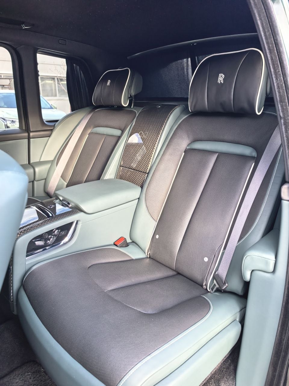 Rolls-Royce Cullinan Black Badge I 2025 год <br>Dark Emerald 