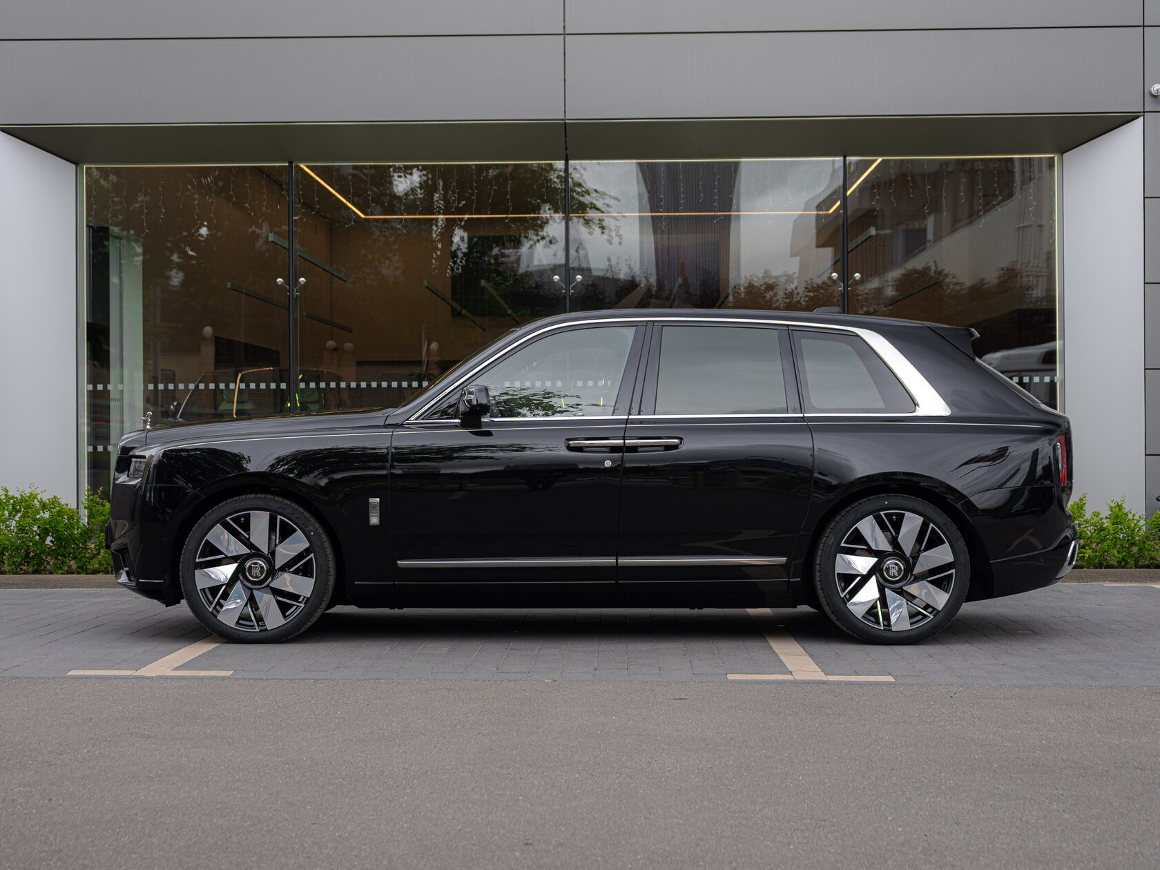 Rolls-Royce Cullinan  <br>Черный 