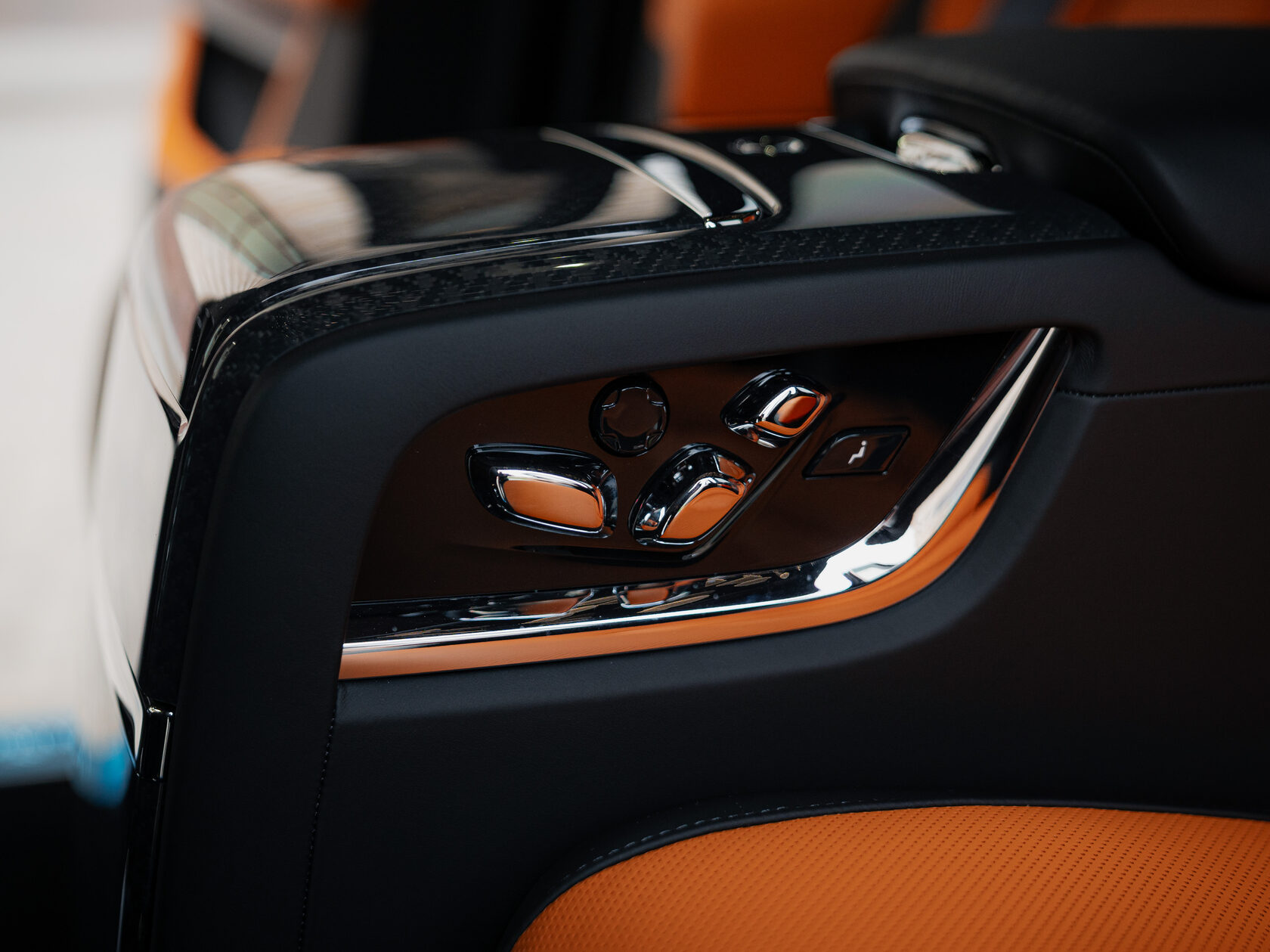 Rolls-Royce Cullinan Black Badge II  <br>Черный 