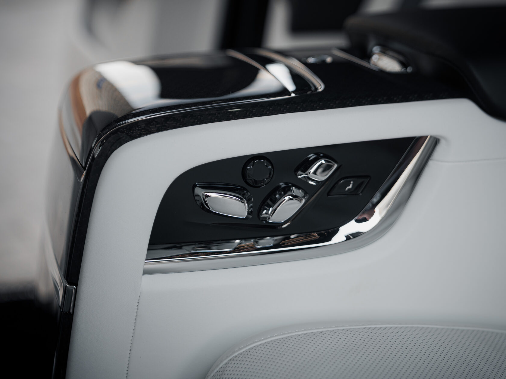 Rolls-Royce Cullinan Black Badge II  <br>Черный 