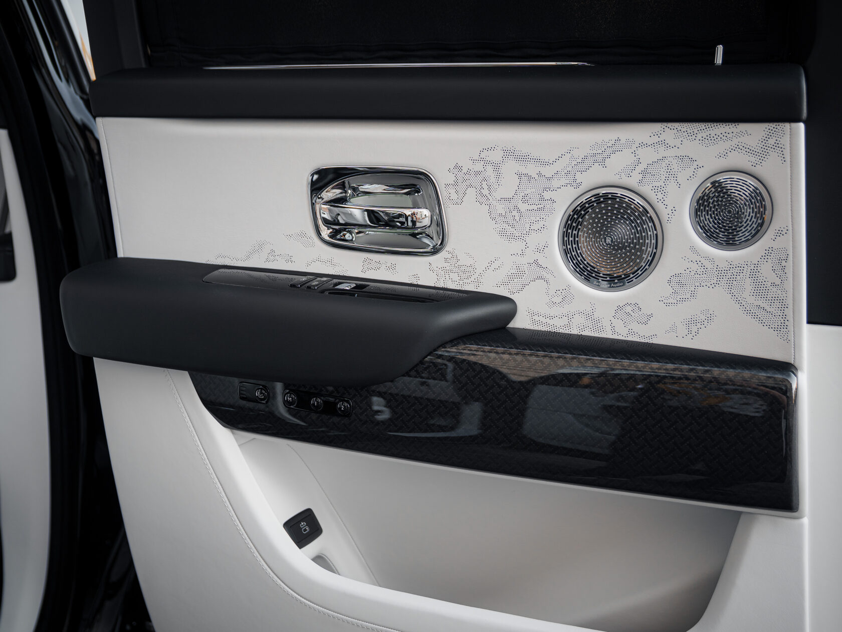 Rolls-Royce Cullinan Black Badge II  <br>Черный 