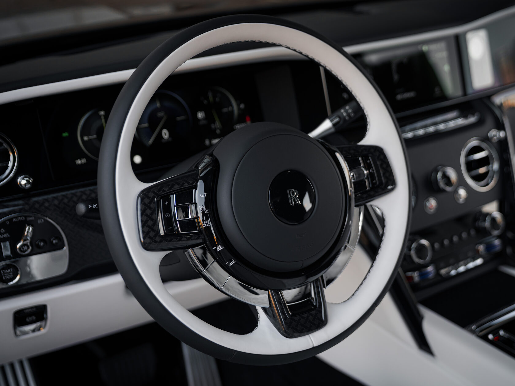 Rolls-Royce Cullinan Black Badge II  <br>Черный 