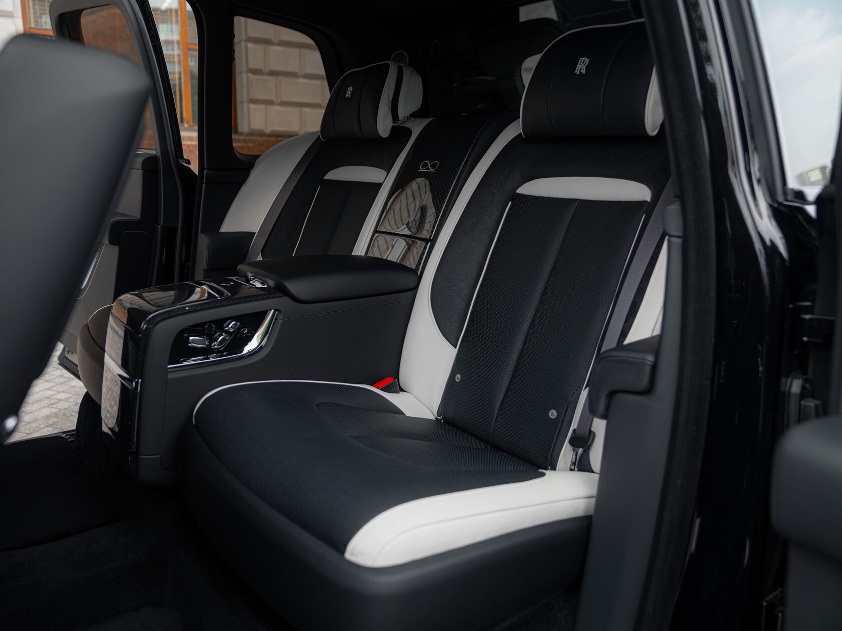 Rolls-Royce Cullinan Black Badge II  <br>Черный 