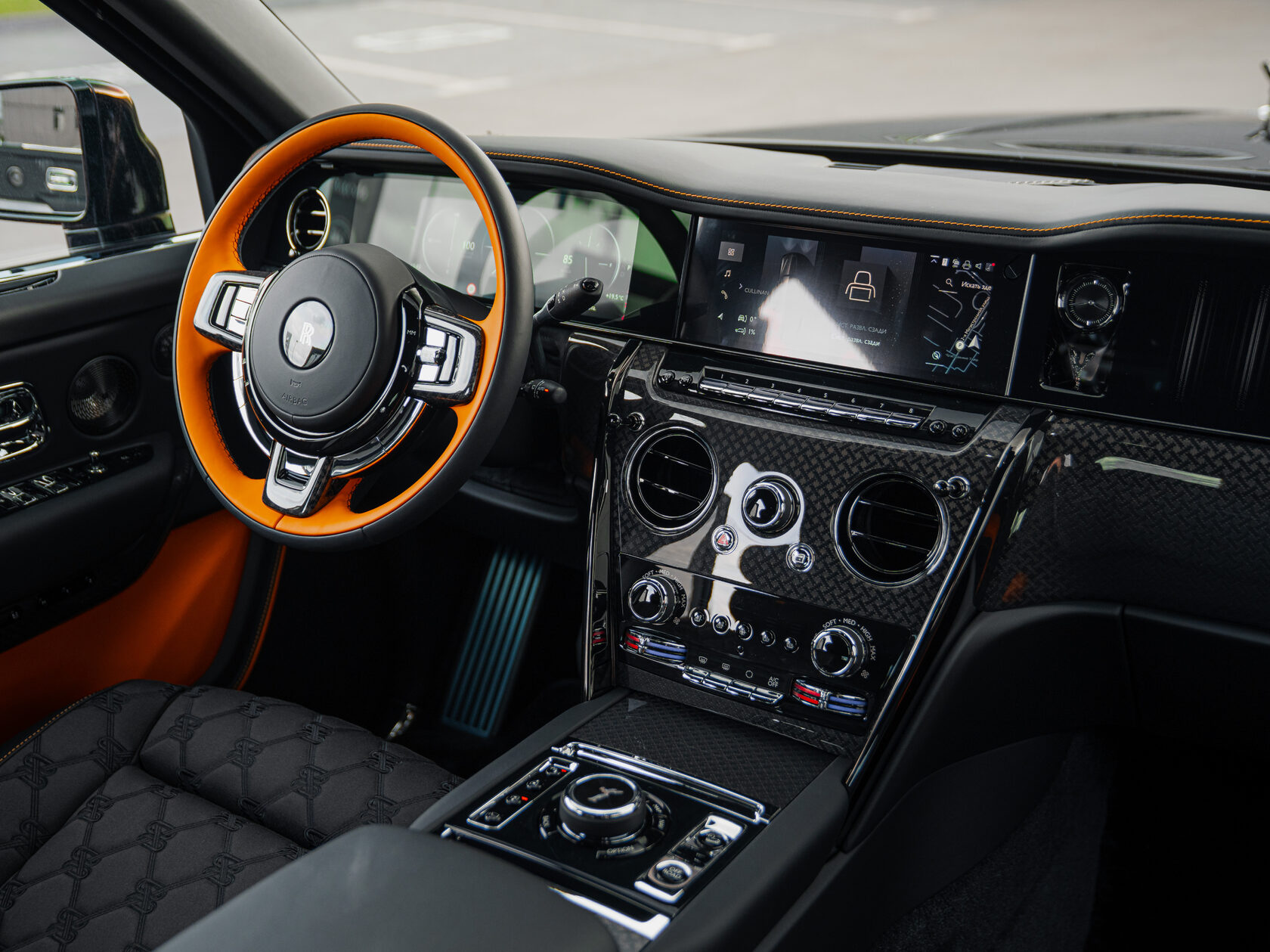 Rolls-Royce Cullinan Black Badge II  <br>Черный 