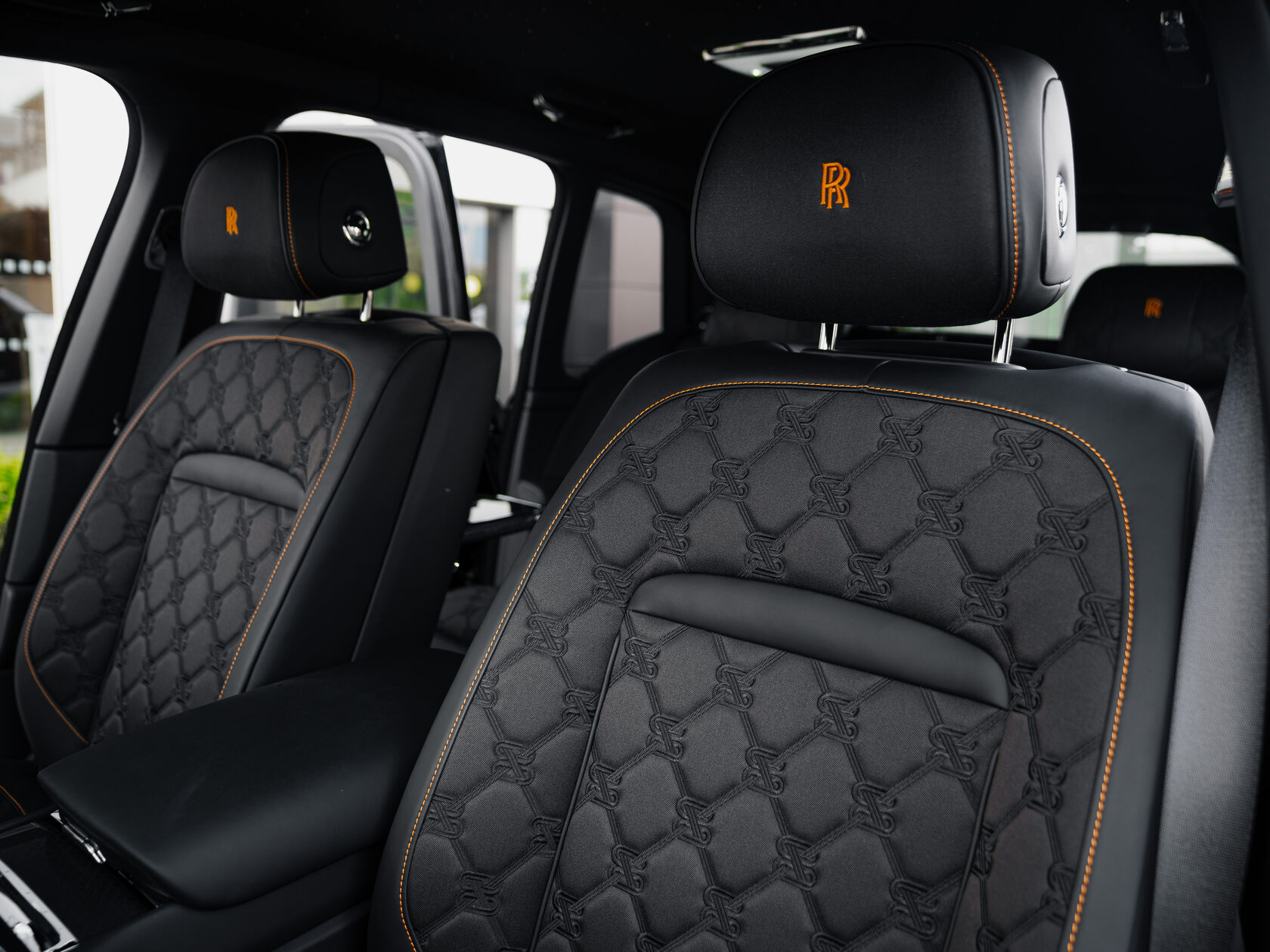 Rolls-Royce Cullinan Black Badge II  <br>Черный 