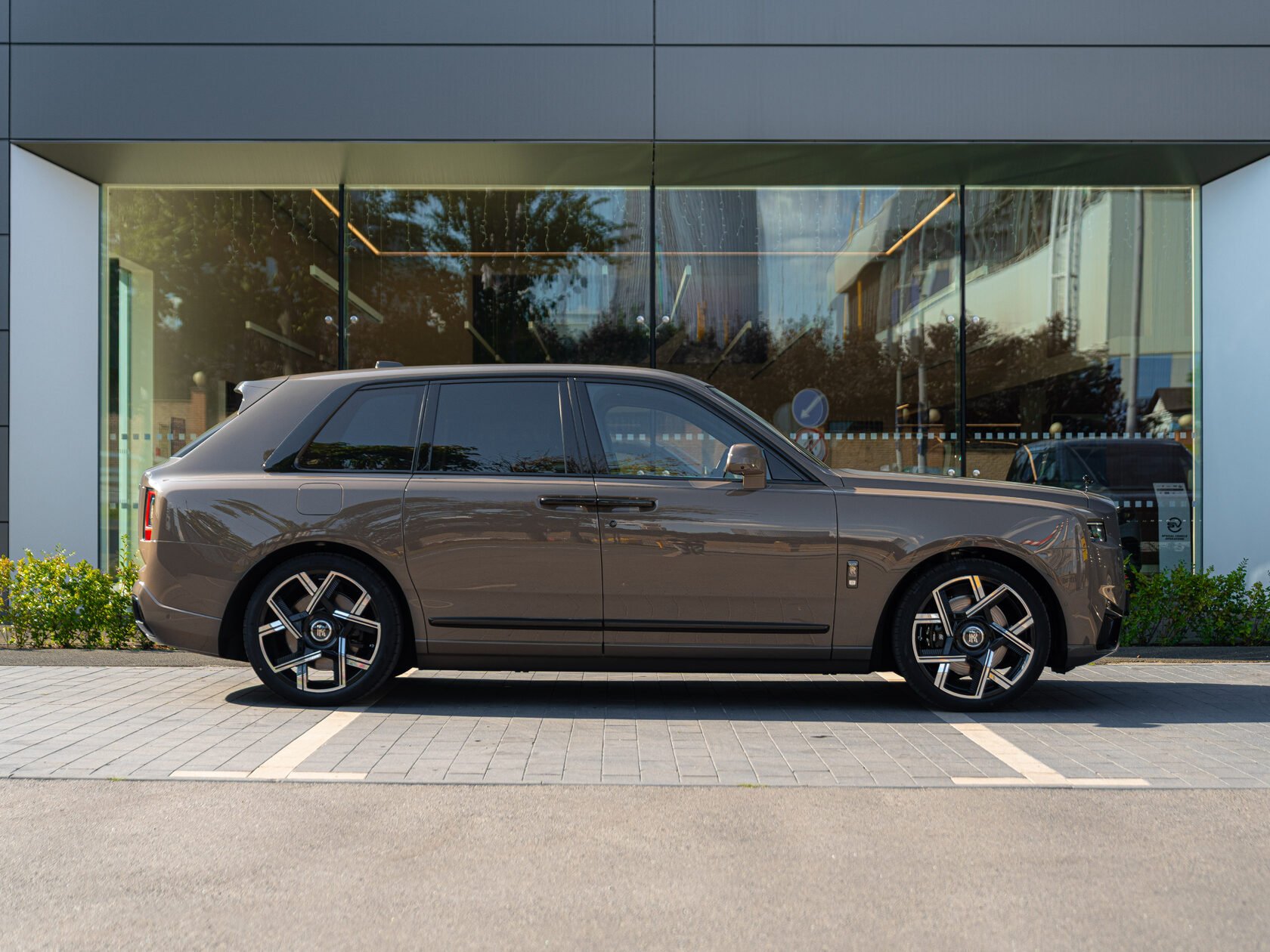 Rolls-Royce Cullinan Black Badge II  <br>Трюфель