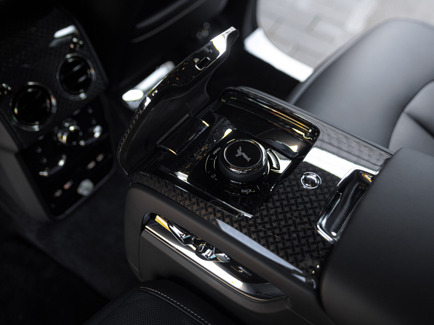 Rolls-Royce Cullinan Black Badge II  <br>Трюфель