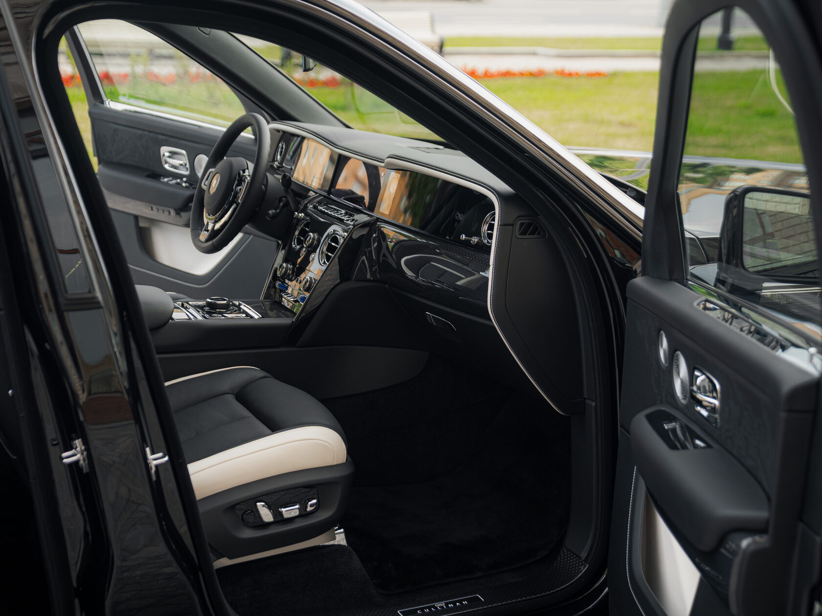 Rolls-Royce Cullinan Black Badge II  <br>Черный 