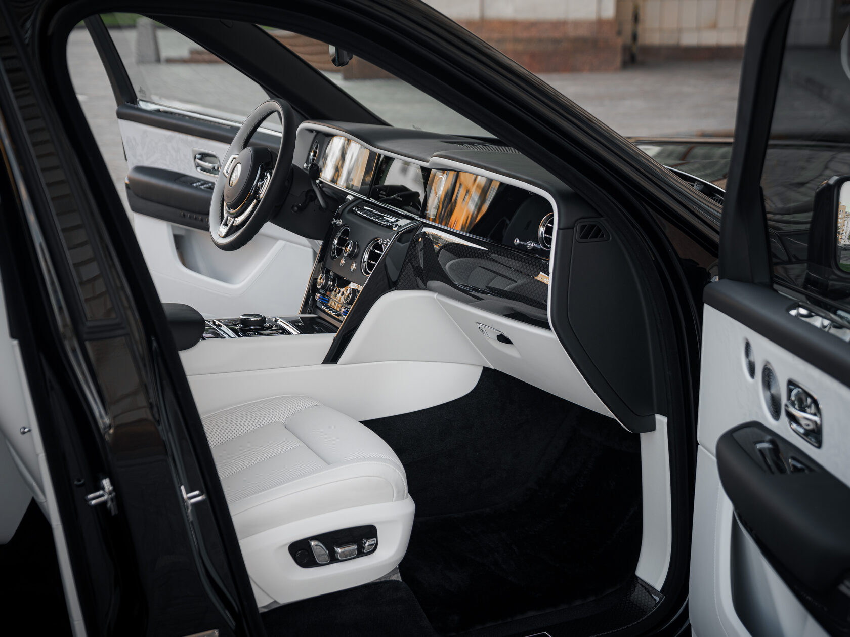Rolls-Royce Cullinan Black Badge II  <br>Черный 