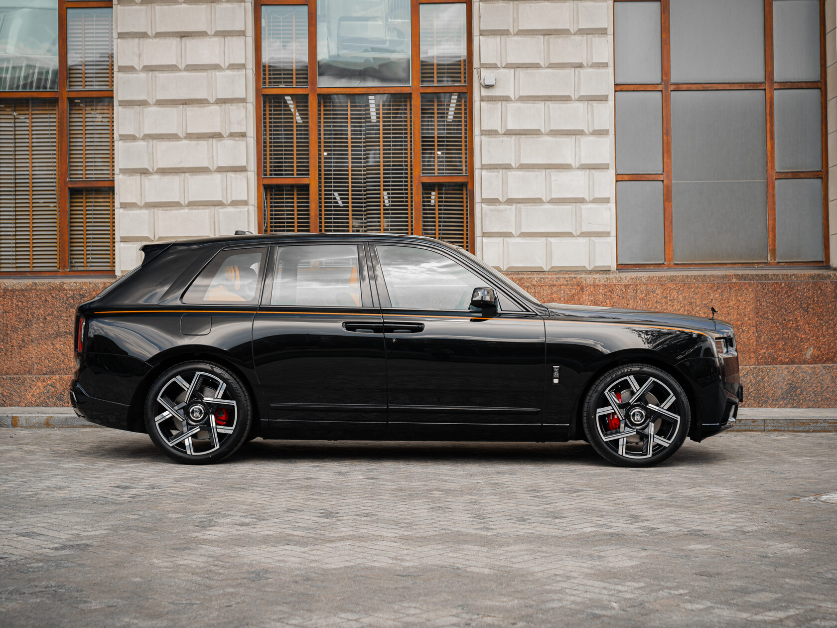 Rolls-Royce Cullinan Black Badge II  <br>Черный 