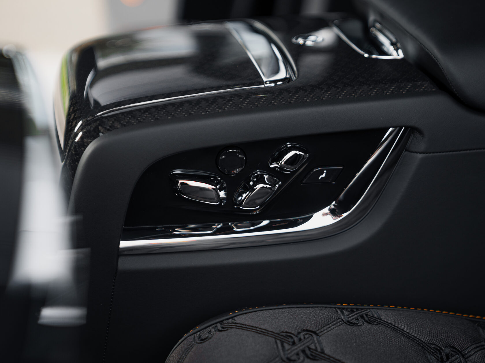 Rolls-Royce Cullinan Black Badge II  <br>Черный 