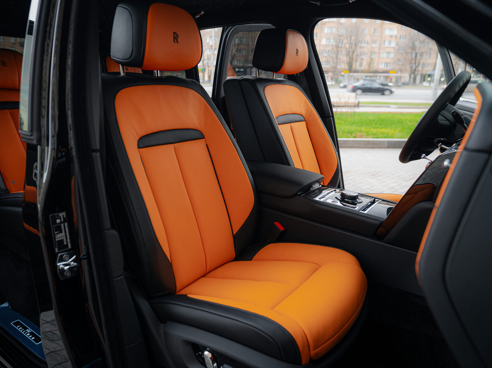 Rolls-Royce Cullinan Black Badge II  <br>Черный 