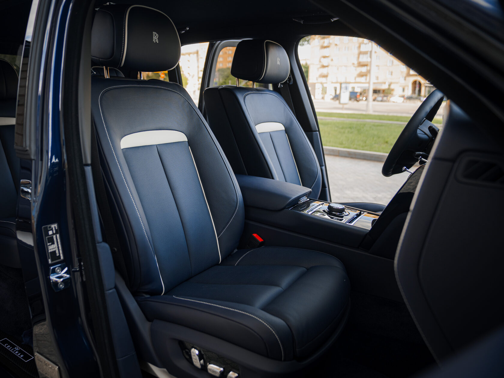 Rolls-Royce Cullinan Black Badge II  <br>Синий металлик 
