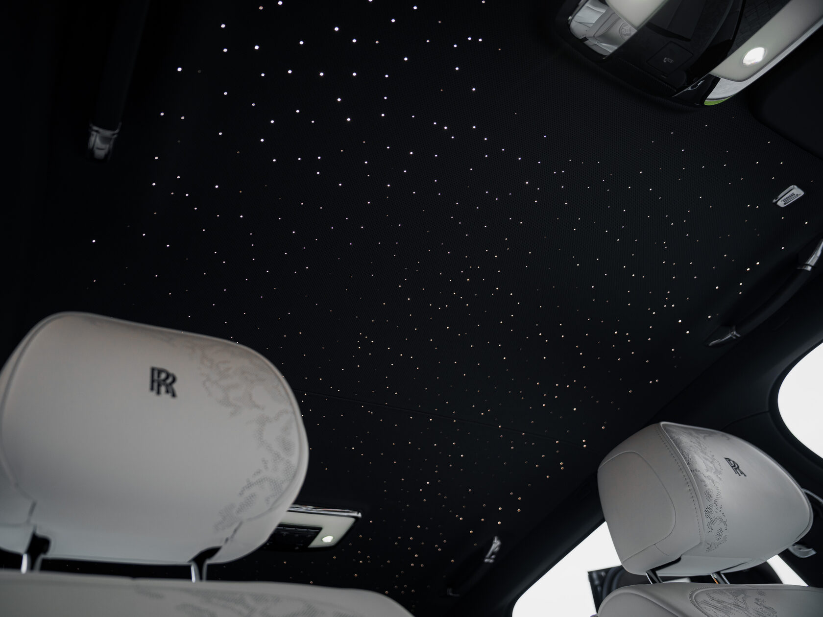 Rolls-Royce Cullinan Black Badge II  <br>Черный 