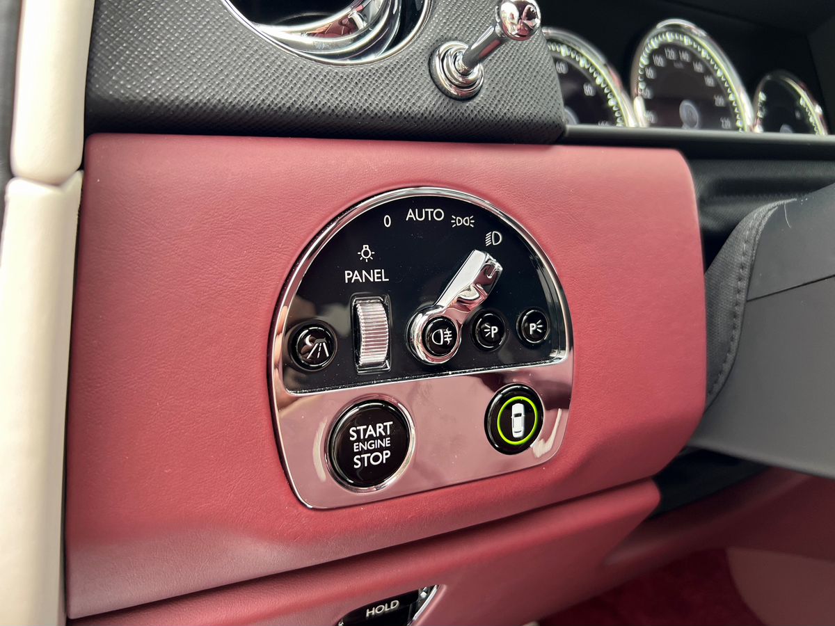 Rolls-Royce Cullinan, I 2019 год <br>Белый