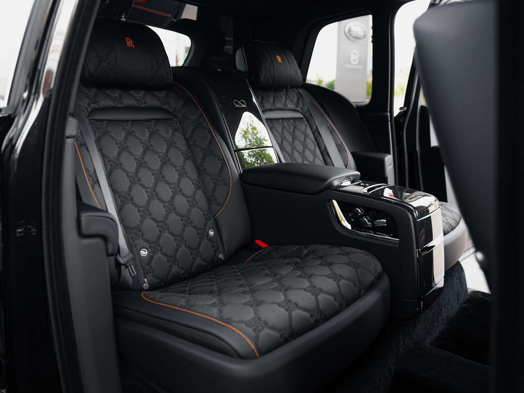 Rolls-Royce Cullinan Black Badge II  <br>Черный 