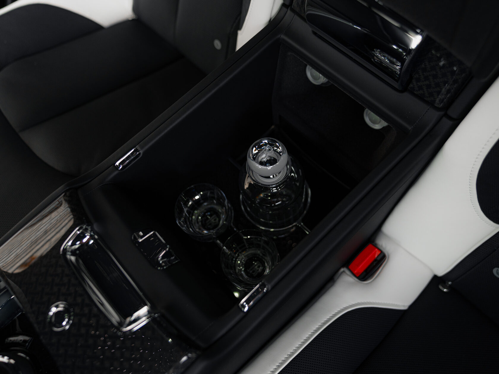 Rolls-Royce Cullinan Black Badge II  <br>Черный 