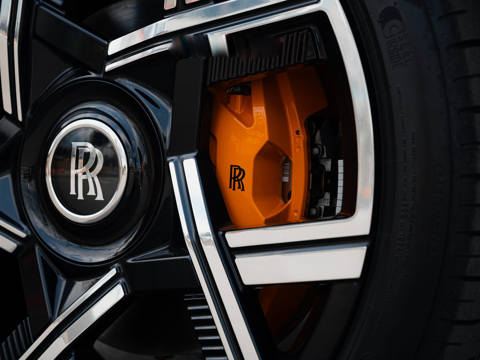 Rolls-Royce Cullinan Black Badge II  <br>Черный 