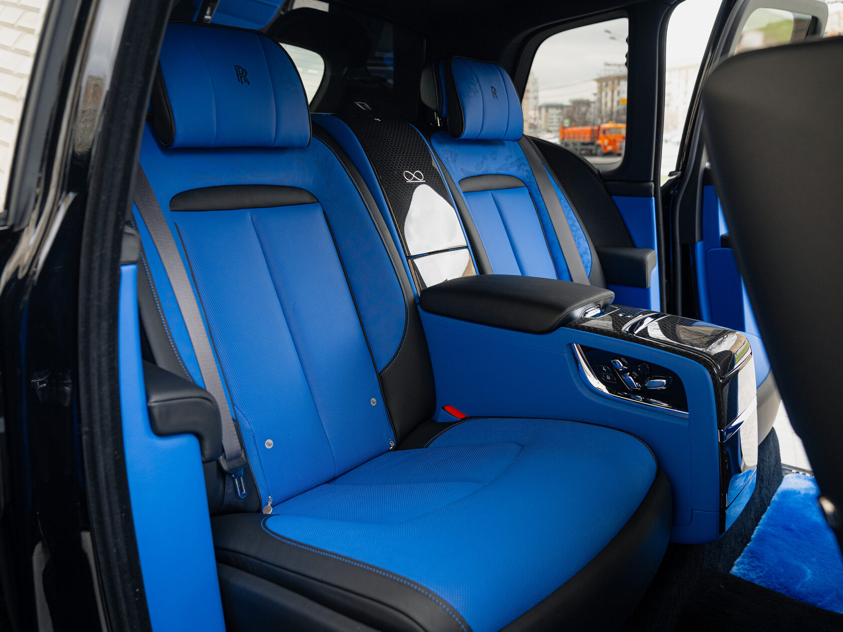 Rolls-Royce Cullinan Black Badge II  <br>Black