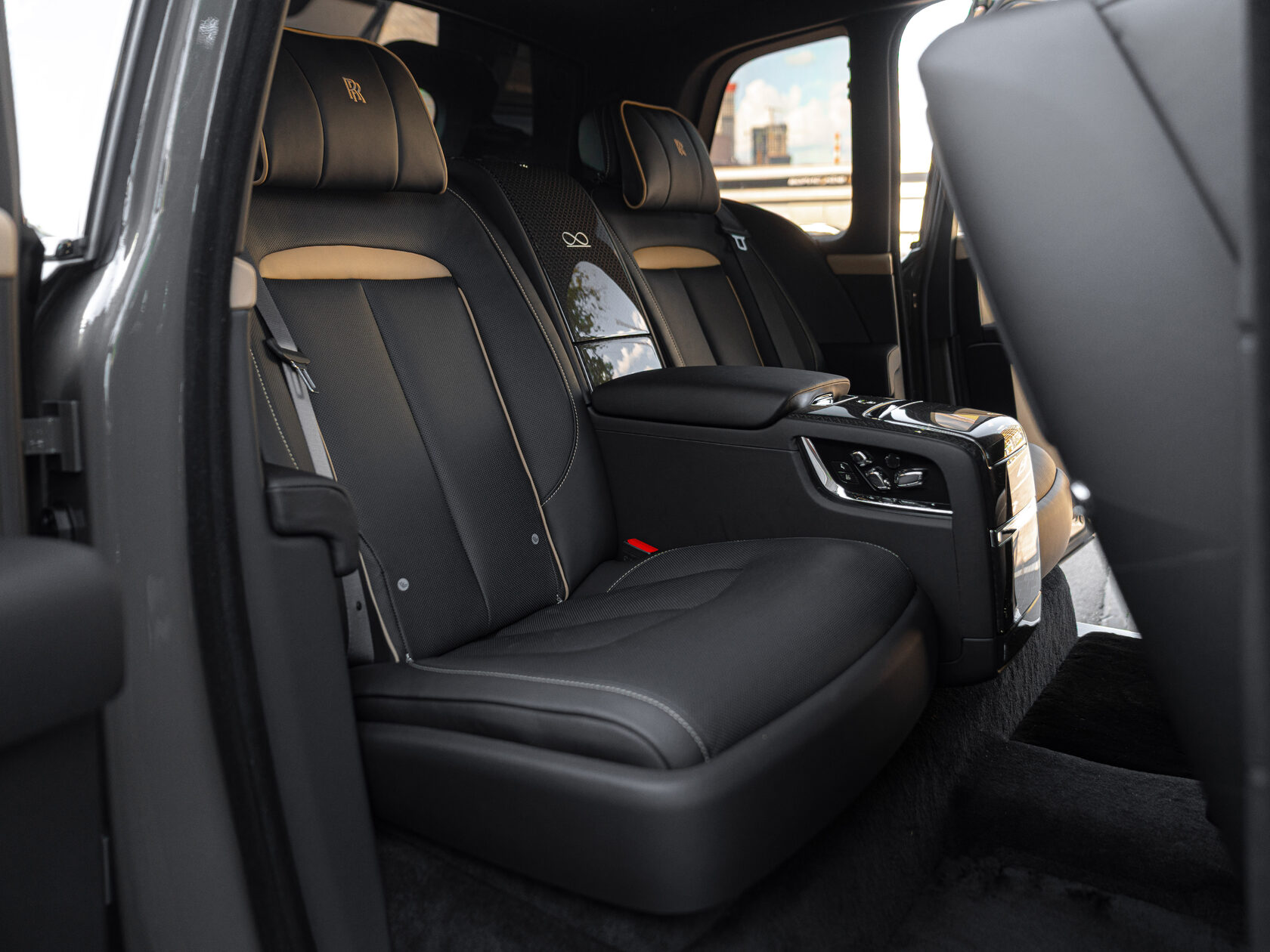 Rolls-Royce Cullinan Black Badge II  <br>Трюфель