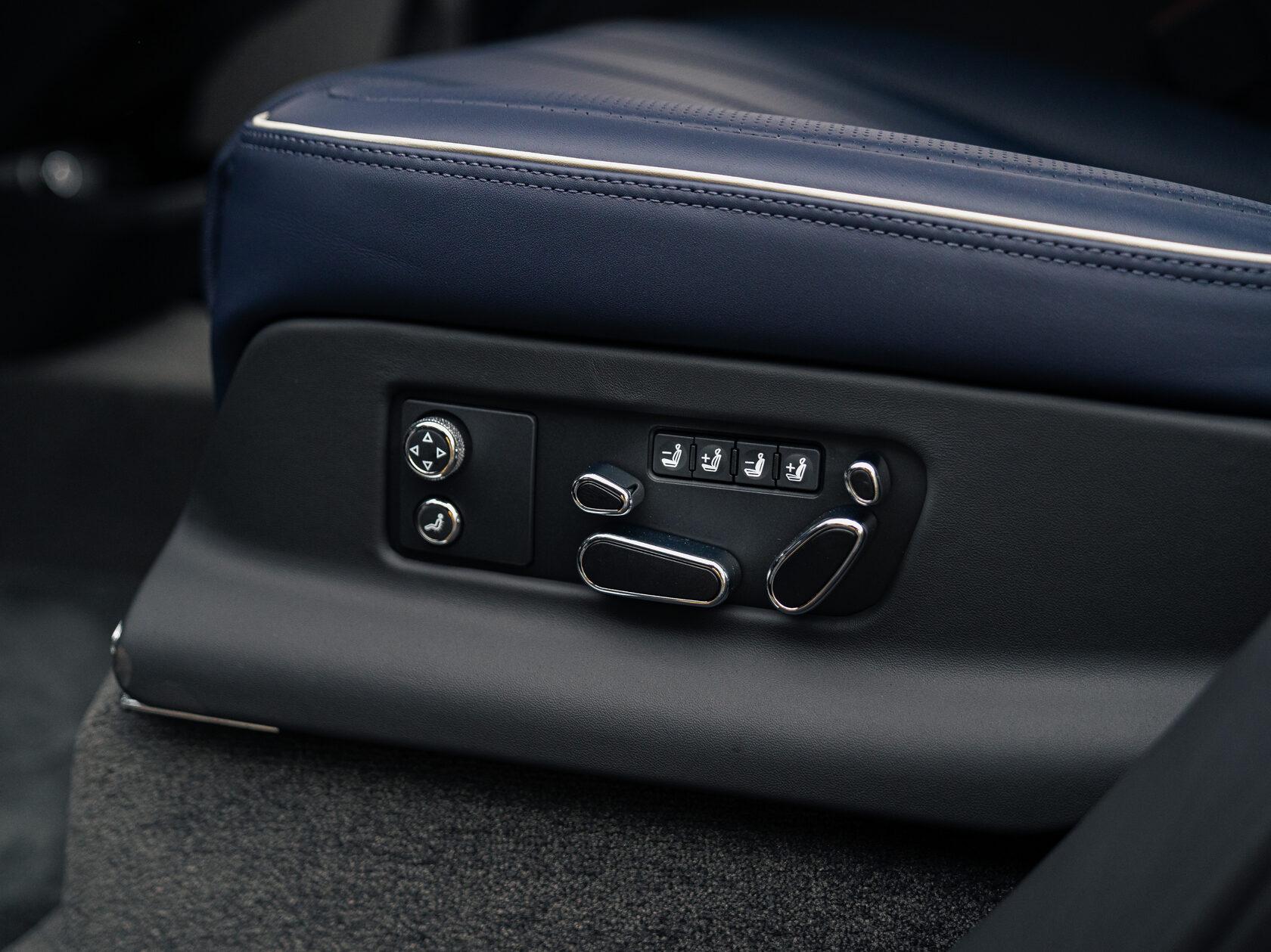 Rolls-Royce Bentayga EWB I Рестайлинг  <br>Синий