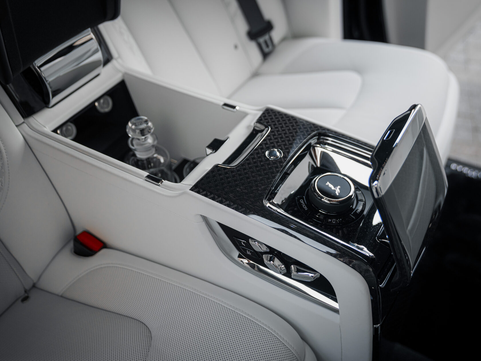 Rolls-Royce Cullinan Black Badge II  <br>Черный 