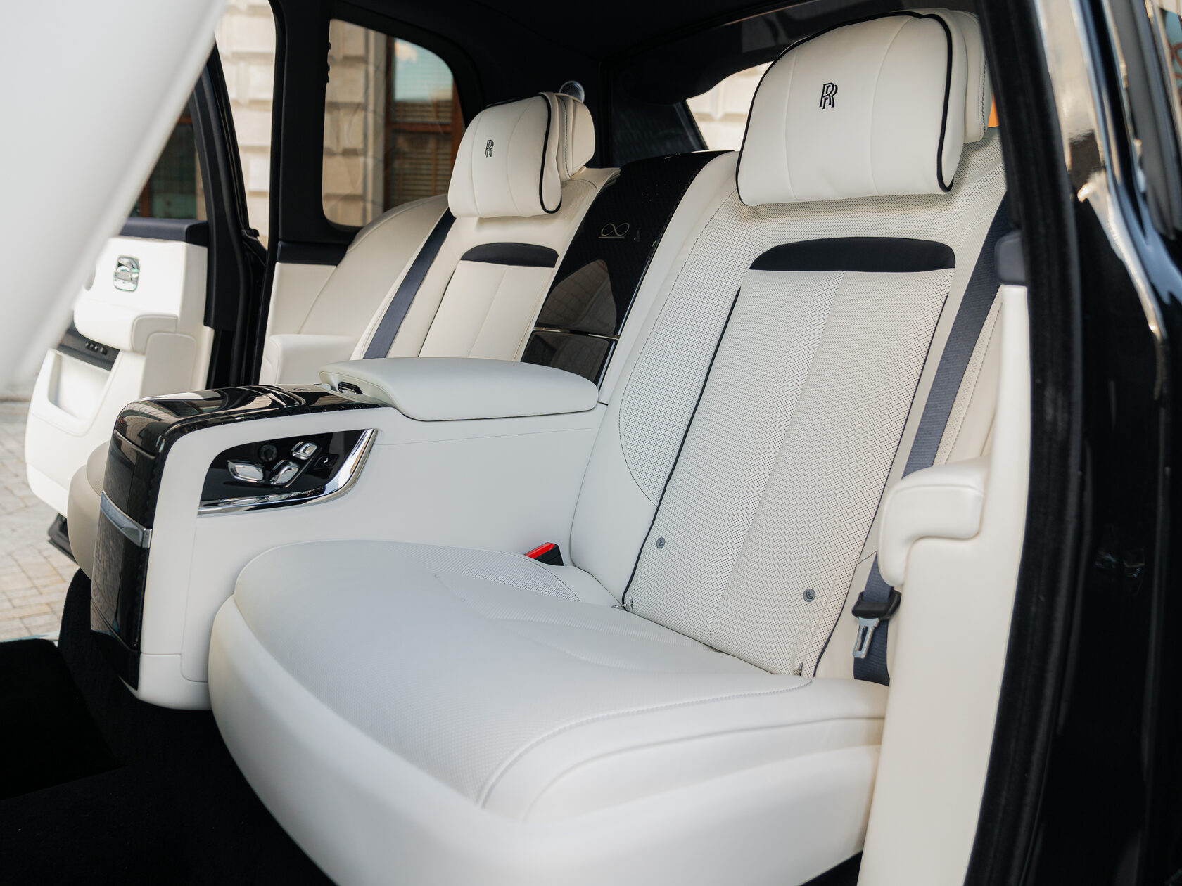 Rolls-Royce Cullinan Black Badge II 2025 год <br>Черный 