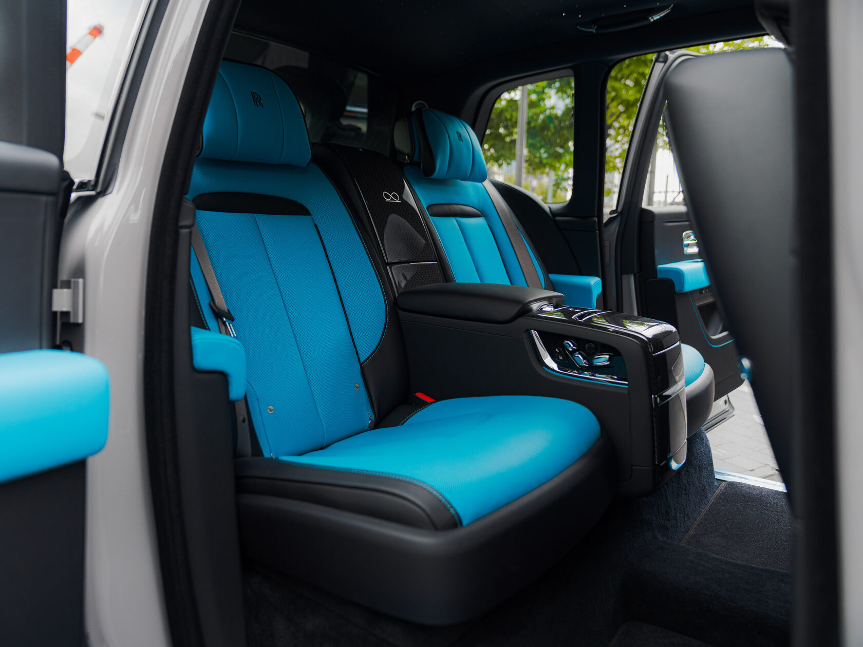 Rolls-Royce Cullinan Black Badge II  <br>Tempest Grey
