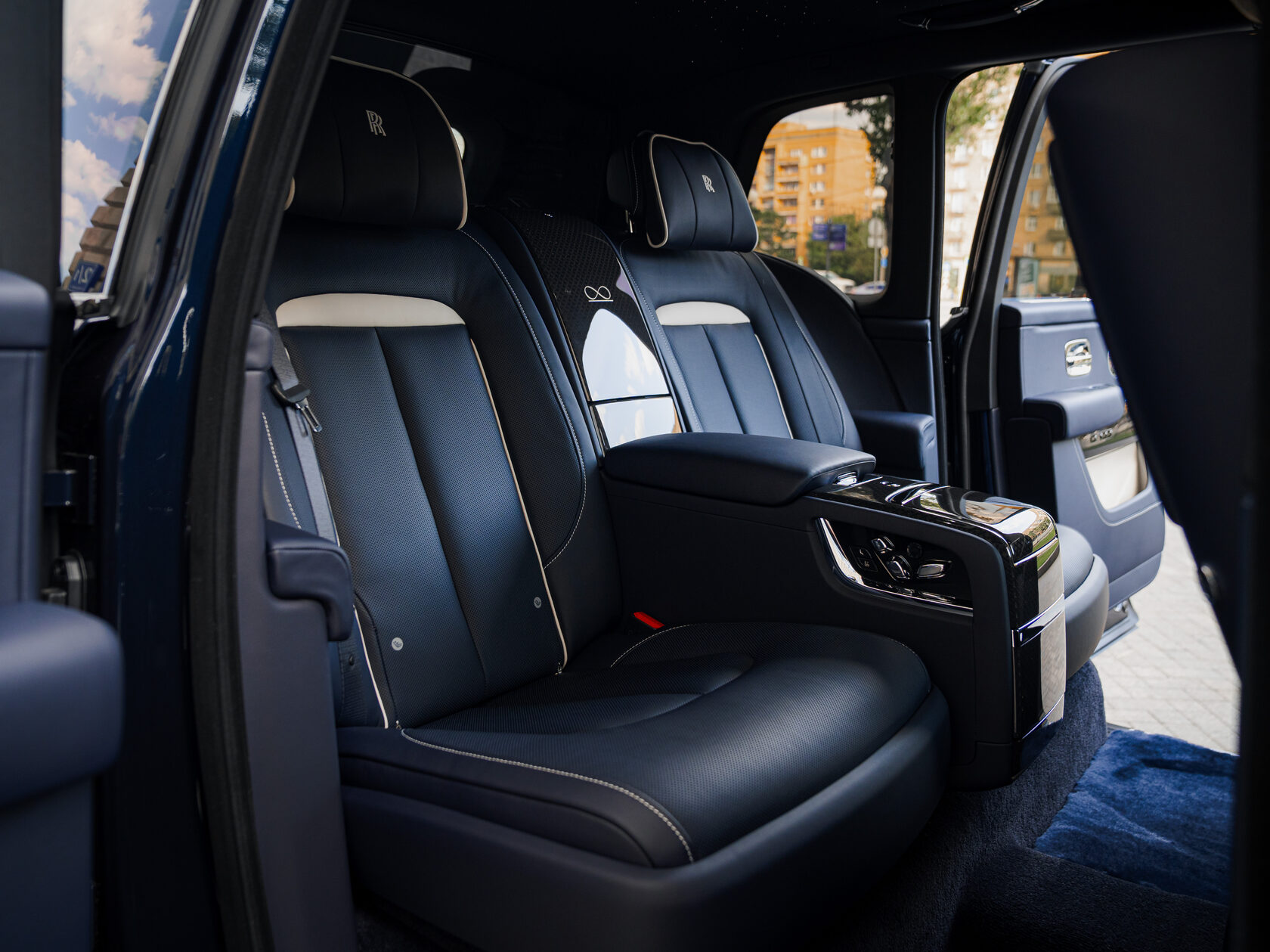 Rolls-Royce Cullinan Black Badge II  <br>Синий металлик 