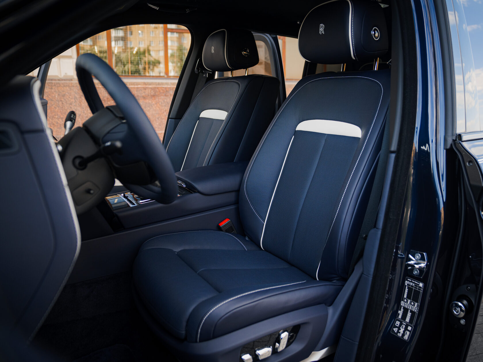 Rolls-Royce Cullinan Black Badge II  <br>Синий металлик 