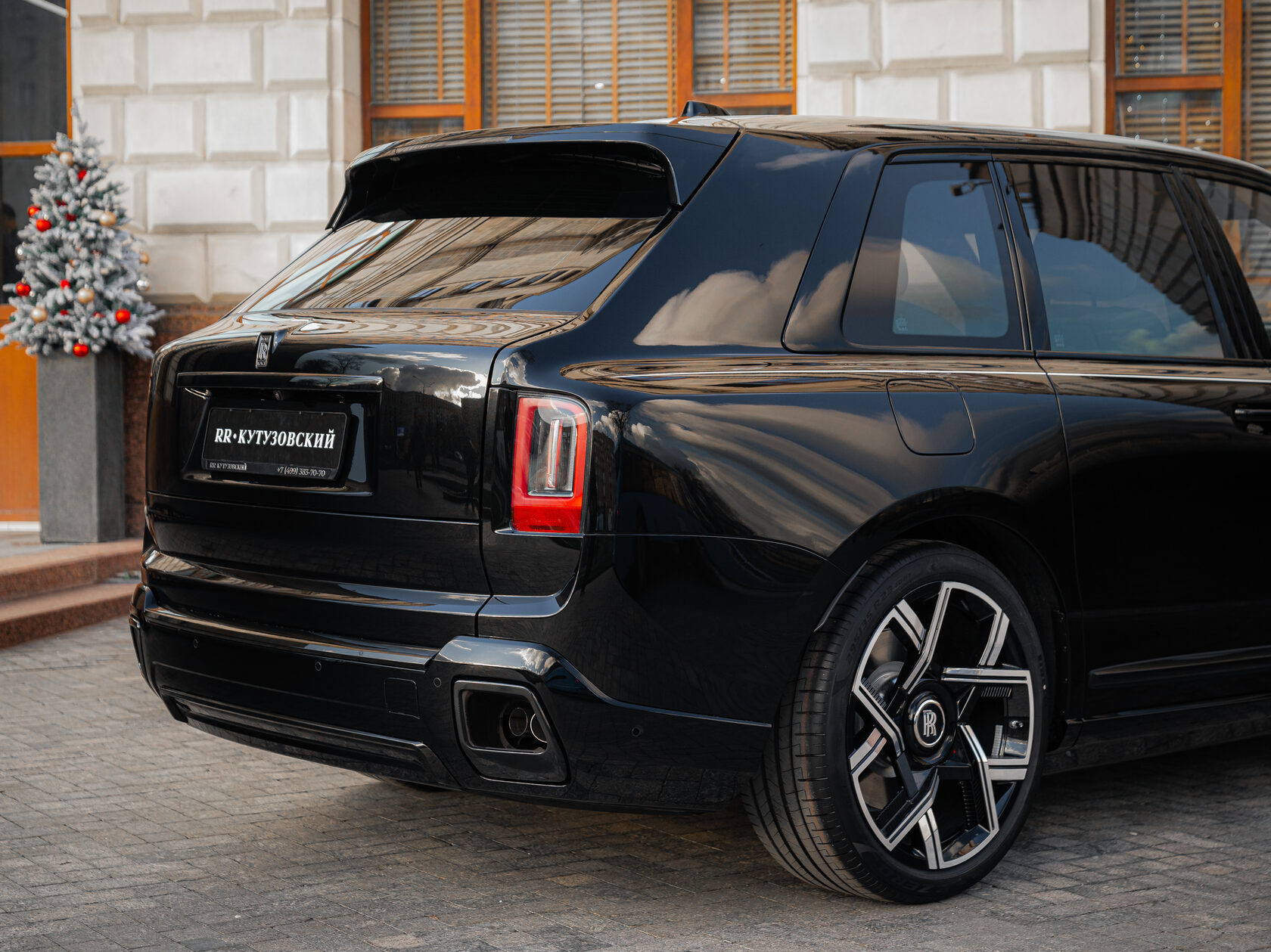 Rolls-Royce Cullinan Black Badge II 2025 год <br>Черный 