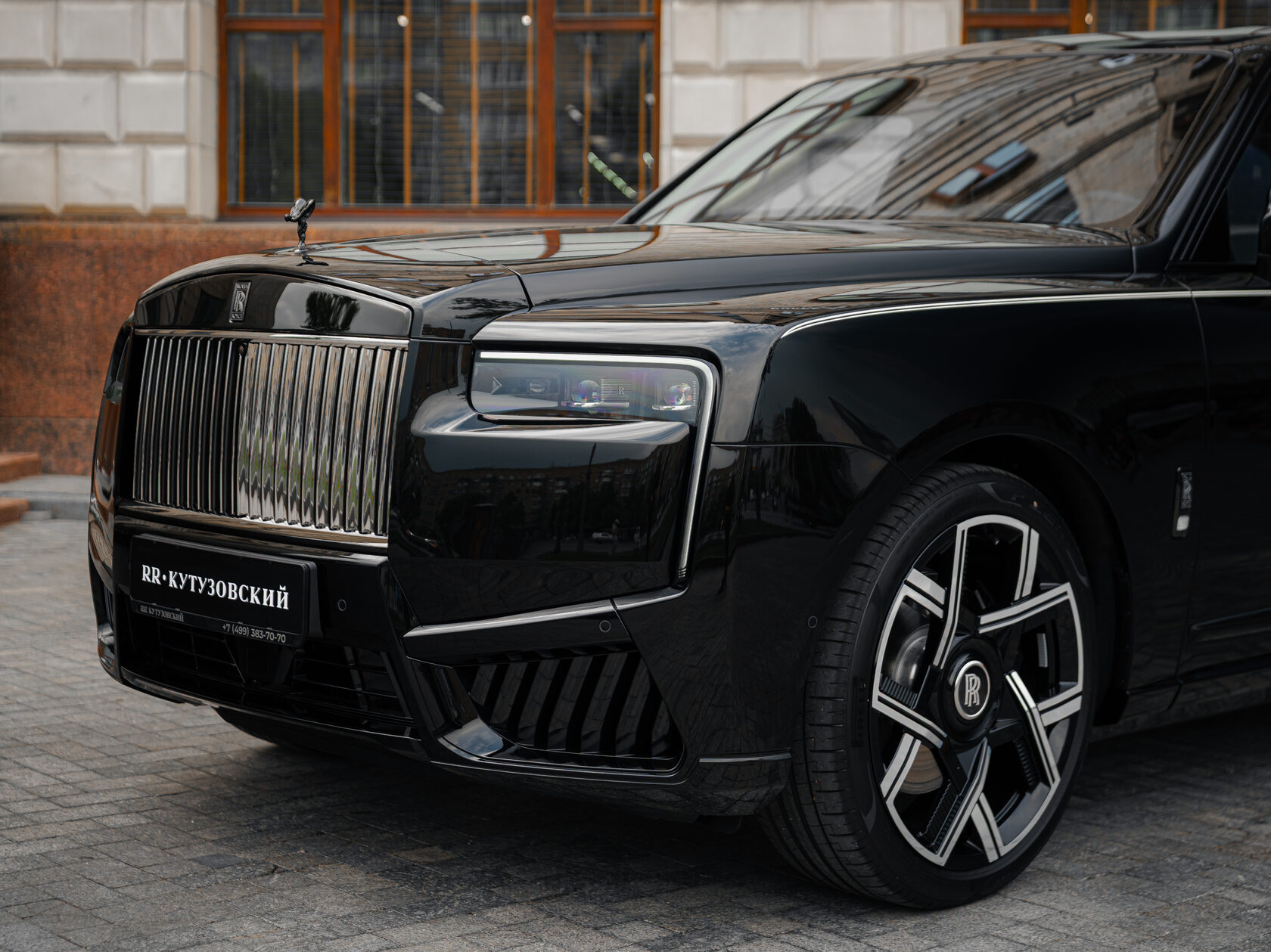 Rolls-Royce Cullinan Black Badge II  <br>Черный 