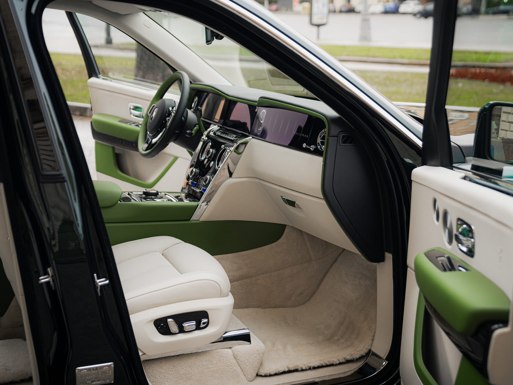 Rolls-Royce II Dark Emerald  <br>Dark Emerald 