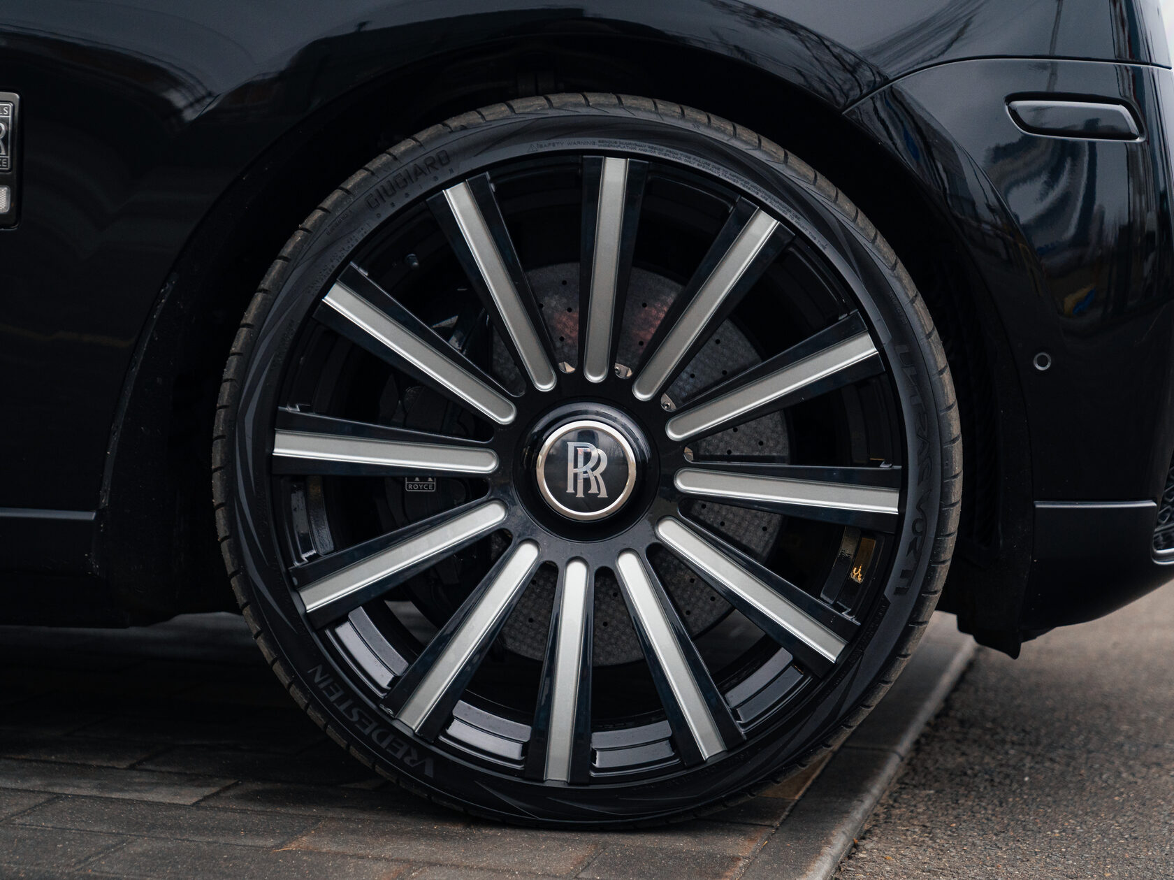 Rolls-Royce Cullinan Black Badge I 2025 год <br>Black Diamond 