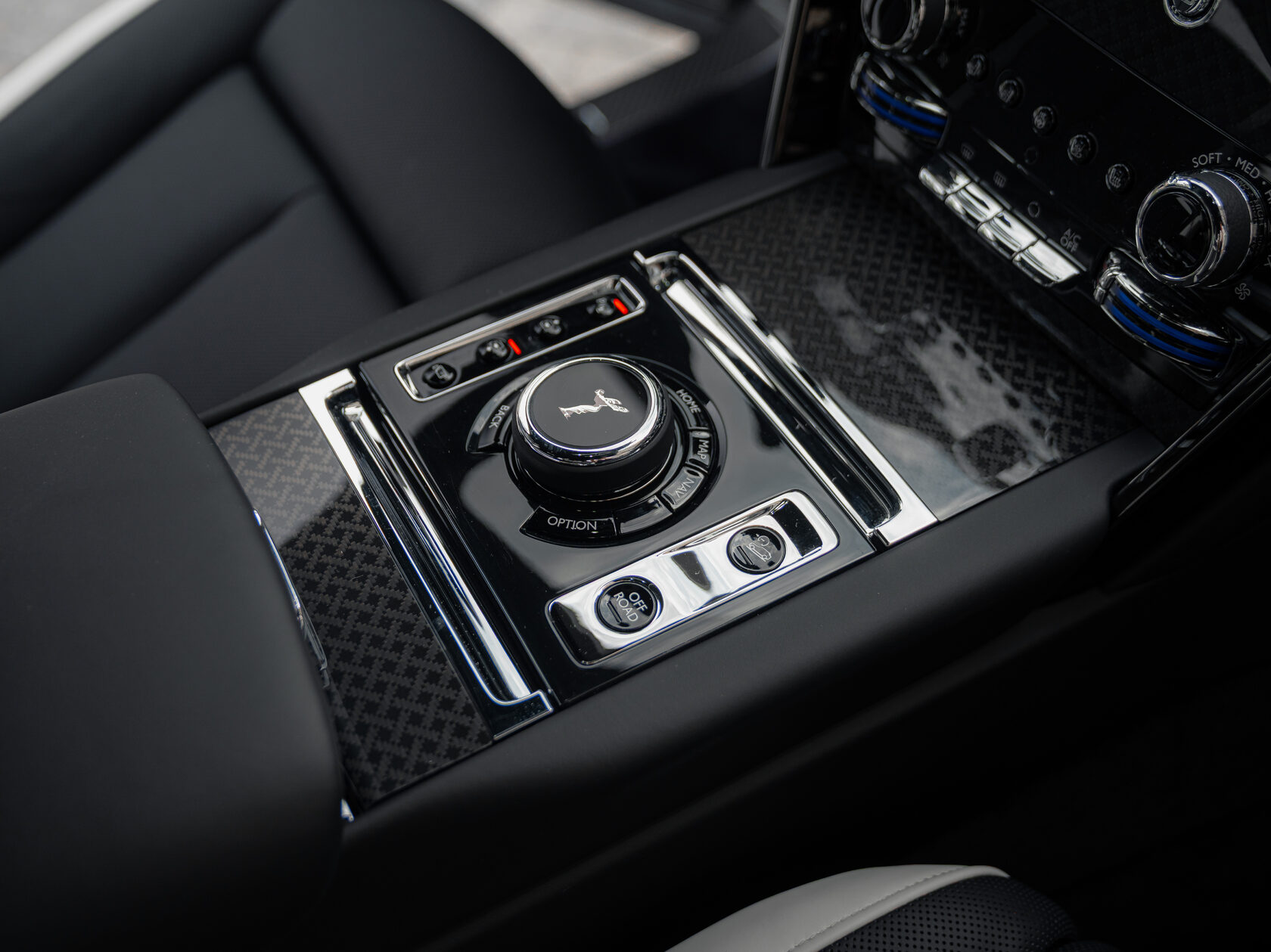 Rolls-Royce Cullinan Black Badge II  <br>Черный 