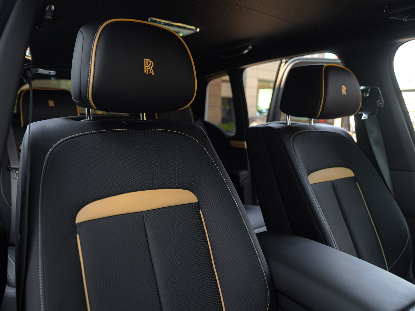 Rolls-Royce Cullinan Black Badge II  <br>Трюфель
