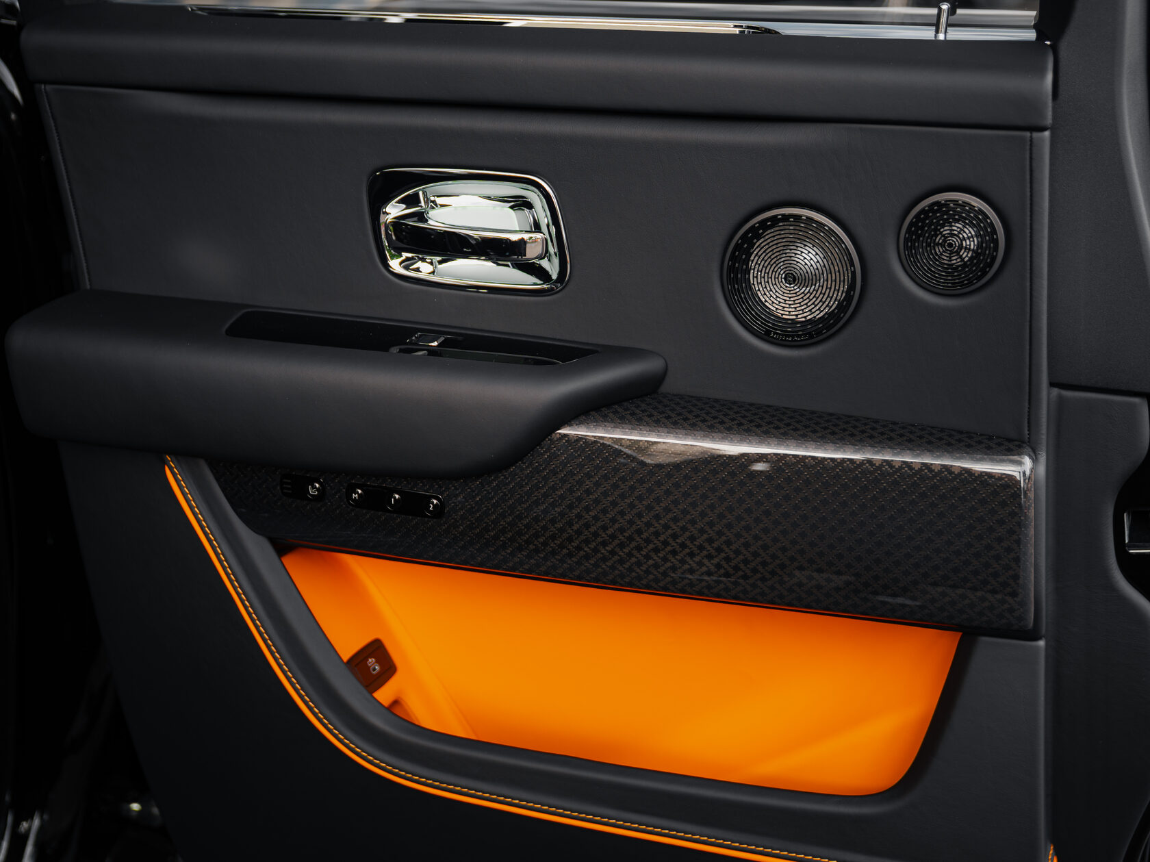 Rolls-Royce Cullinan Black Badge II  <br>Черный 