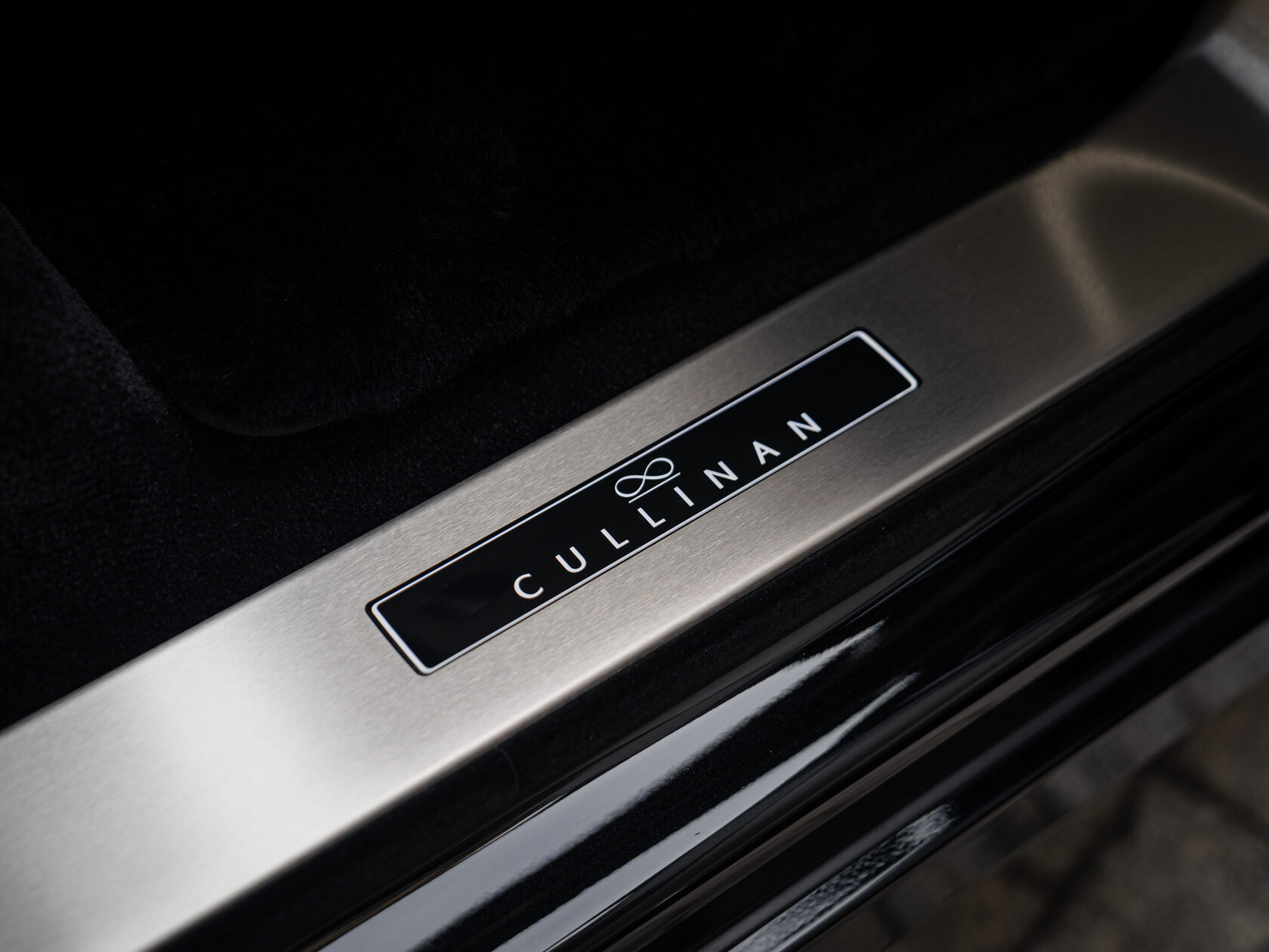 Rolls-Royce Cullinan Black Badge II  <br>Черный 